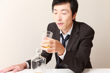 飲み過ぎのビジネスマン