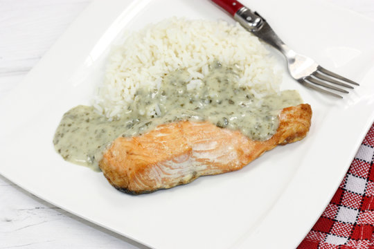 pav&eacute; de saumon sauce oseille