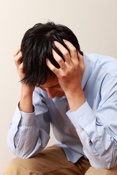 頭を抱える男性