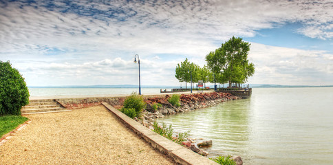 Obraz premium Pier with trees and stones