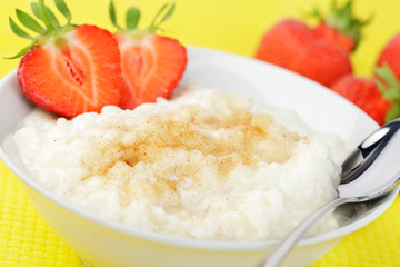 Milchreis mit Zimt und Erdbeeren
