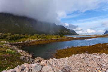 spiaggia alle lofoten, mare, cielo azzurro e montagna