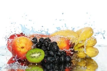 Photo sur Plexiglas Anti-reflet Éclaboussures deau Fruit pur dans un jet d& 39 eau isolé sur blanc