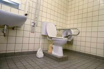 Behinderten gerechte und oeffentlicheToilette