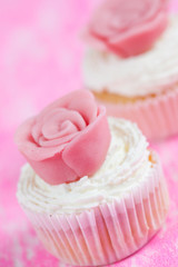 Cupcake rose chantilly pâte d'amande