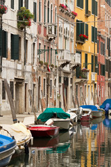 Fototapeta na wymiar Canal, łodzie i budynki w Wenecji.