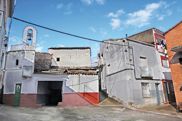 Fototapeta na wymiar Plaza i dzwon Sauceda, Hurdes, Hiszpania