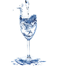 frisches Wasser im Wasserglas