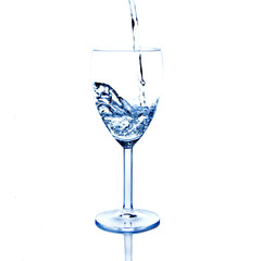 Wasser wird in ein Glas gegossen