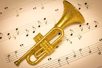 Obraz premium Trumpet on a musical score