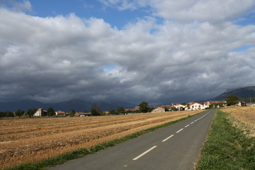 Fototapeta na wymiar Road, wieś i storm clouds