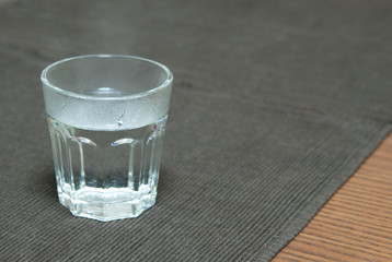 テーブルの上のガラスのコップに入った白湯