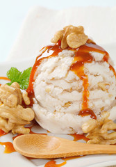 Walnut ice cream with caramel sauce