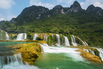 Fototapeta na wymiar Wodospad w Wietnamie