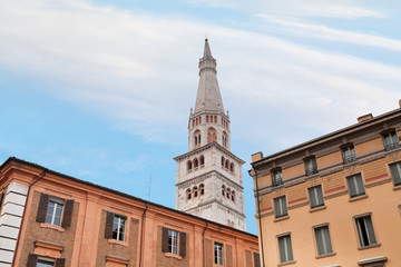 Fototapeta na wymiar Dzwonnica katedry w Modenie pod miejskich domów
