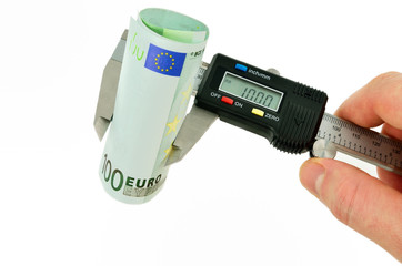 Measuring euro banknotes with vernier caliper