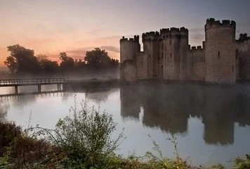 Papier Peint photo autocollant Château Superbes douves et château au lever du soleil d& 39 automne avec brouillard sur m