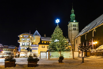 Obraz premium Illuminated Central Square of Megeve on Christmas Eve, French Al