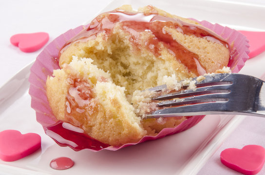 warmer valentinstag cupcake mit Erdbeer Dessert Sauce