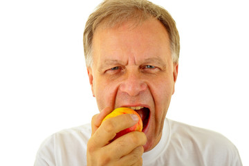 Ein Mann isst einen Apfel