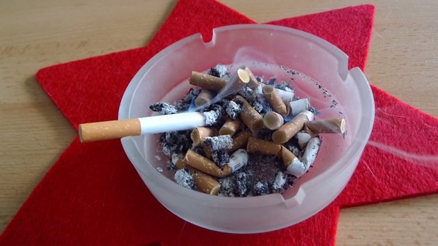 qualmende Zigarette