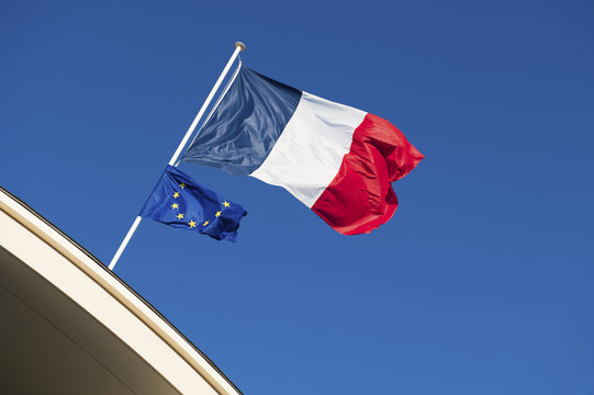 drapeaux français et européen - la France championne d'Europe de la fiscalité