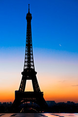 Fototapeta na wymiar Wieża Eiffla o świcie, Paryż.