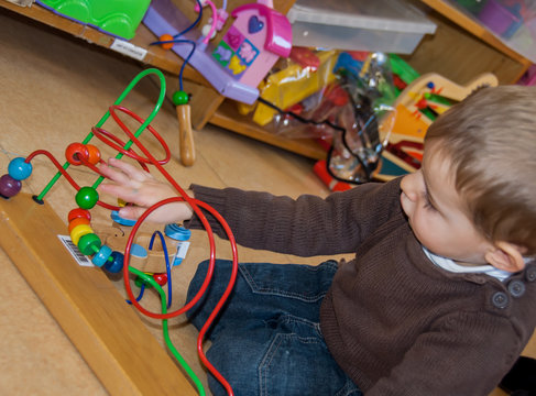 enfant &agrave; la ludoth&egrave;que