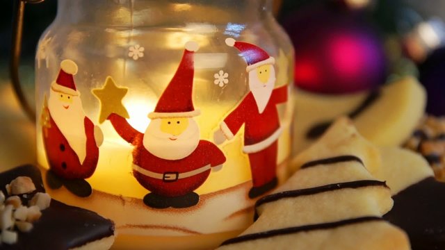 Weihnachtsgeb&auml;ck und Kerze
