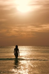 Fototapeta premium Ragazza in acqua. Boracay, Filippine