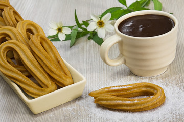 Churros de lazo, madrileños, con chocolate.