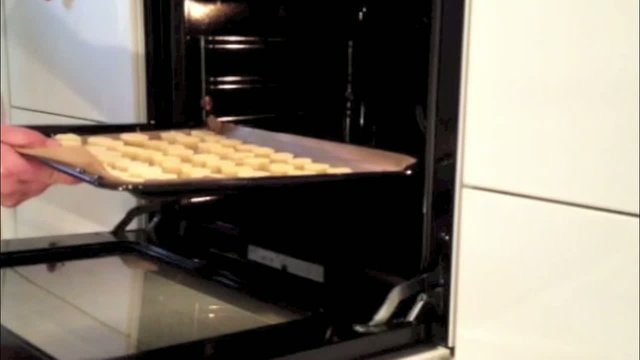 Weihnachtsgeb&auml;ck in den Backofen schieben