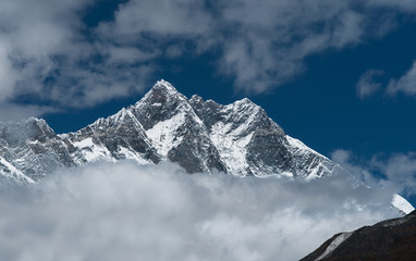 Lhotse, Lhotse shar-pieken en bewolkte hemel in Himalaya