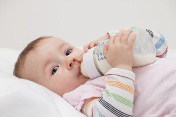 Hübsches Baby mit Fläschchen