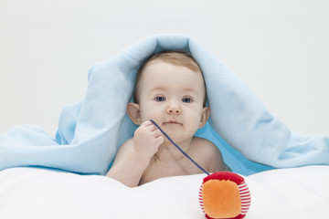 Wundervolles Baby mit Decke