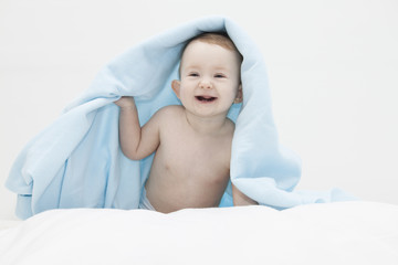 Wundervolles Baby mit Decke