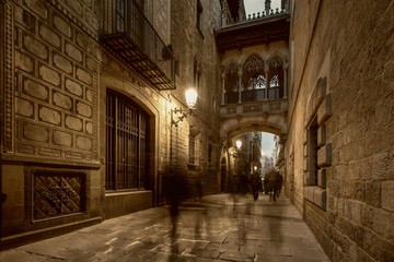 Fototapeta na wymiar Most na ulicy biskupa Barri Gotic, Barcelona