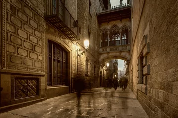 Foto op Plexiglas Brug bij Carrer del Bisbe in Barri Gotic, Barcelona © Nejron Photo