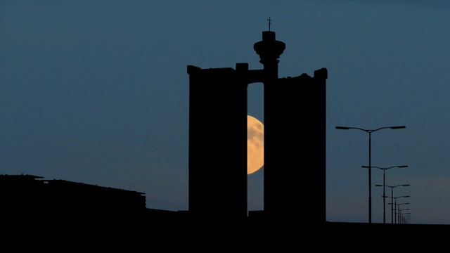 Serbia Novi Beograd Zapadna kapija moonrise