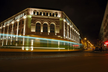 Ulica i budynek uczelni artystycznej nocą w Poznaniu © GKor