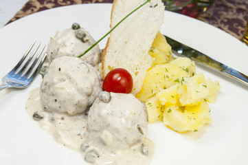 Мясные тефтели с картофельными чипсами