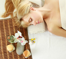 Obraz na płótnie Canvas A beautiful woman enjoying spa treatment