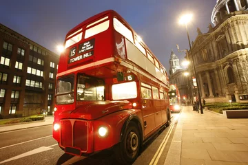 Papier Peint photo Lavable Bus rouge de Londres Bus Routemaster emblématique au crépuscule