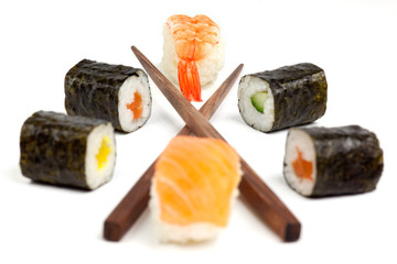 Sushi mit Eßstäbchen