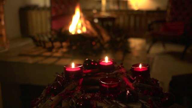 Adventskranz mit 3 Kerzen und Kaminfeuer