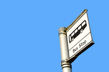 Fototapeta na wymiar Znak przystanek autobusowy na jasnym tle niebieskiego nieba