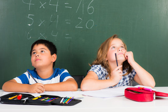 schüler lösen schwierige aufgaben