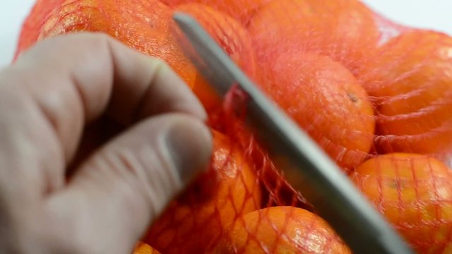 Aufschneiden eines Verpackungsnetzes