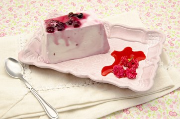 Obraz na płótnie Canvas Mleko tarta z jagodami