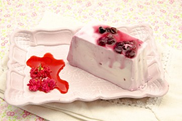 Tarta de leche con frutos rojos